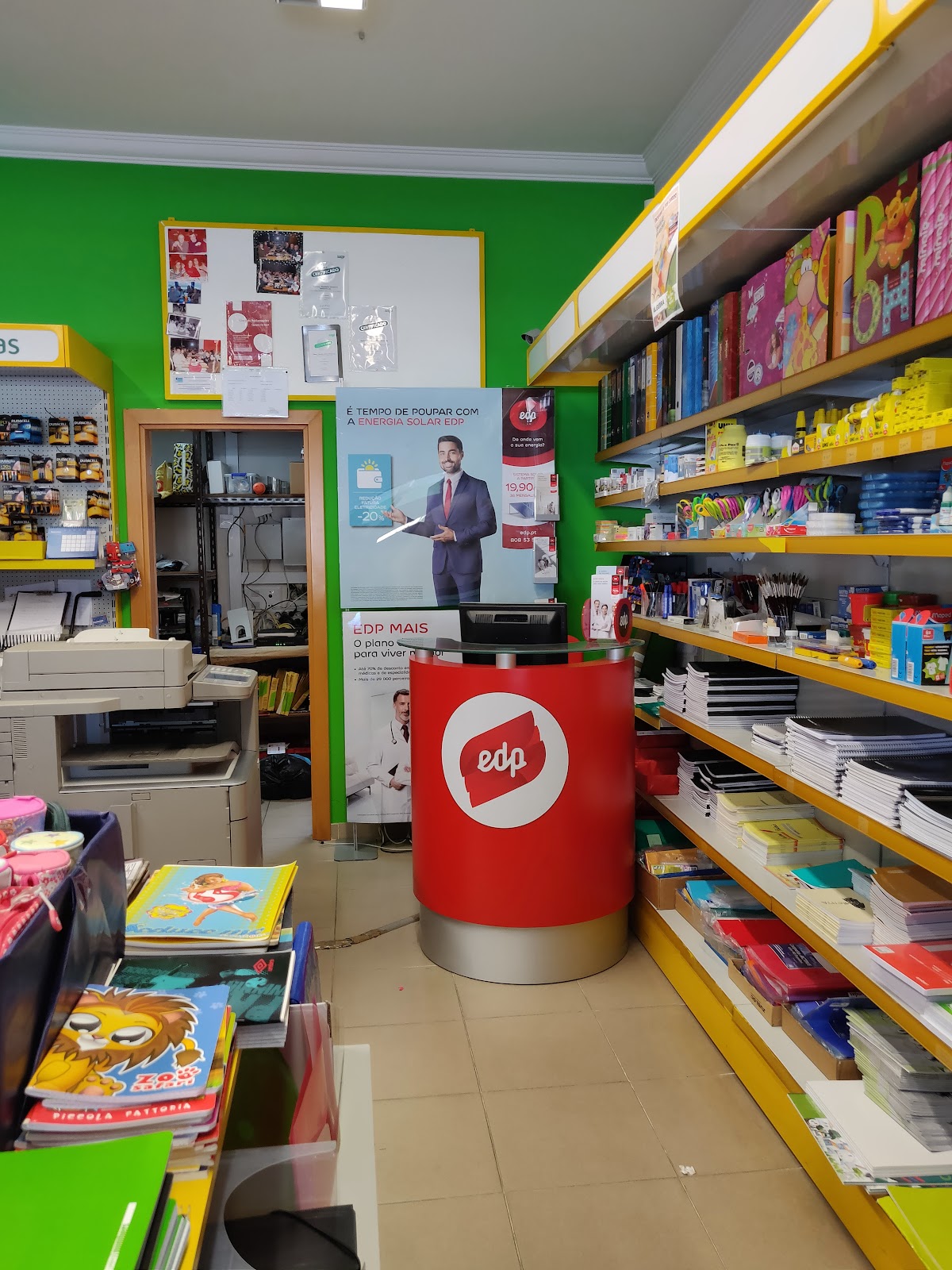 Estantes amarelas cheias de cadernos, livros e material
