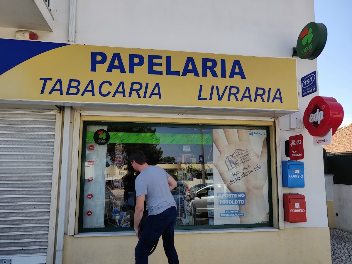 Cliente a entrar na loja, junto ao balcão de serviços CTT e EDP
